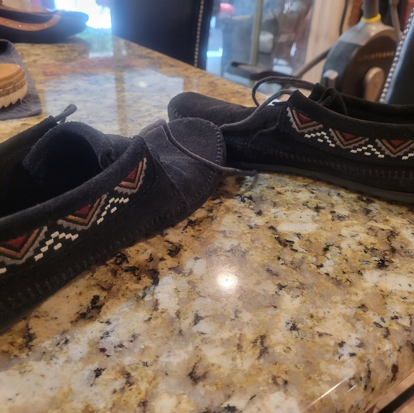 Minnetonka Black Moccasins Size 8 - Picture 1 of 6